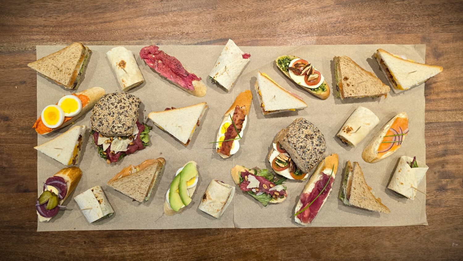 Luxe bites, diverse belegde stukjes stokbrood, wraps, clubsandwich en kleine broodjes